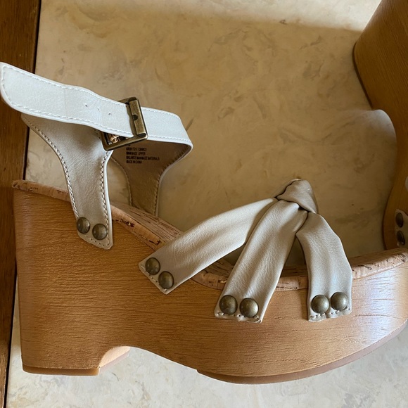 Korks wooden, heel wedge sandal NWB - Picture 8 of 9